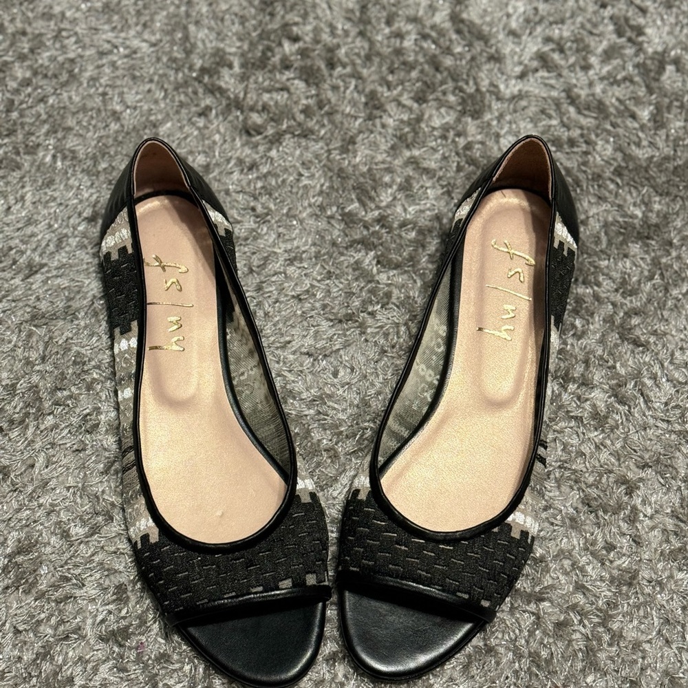 NWOB- fs/ny open-toe flats